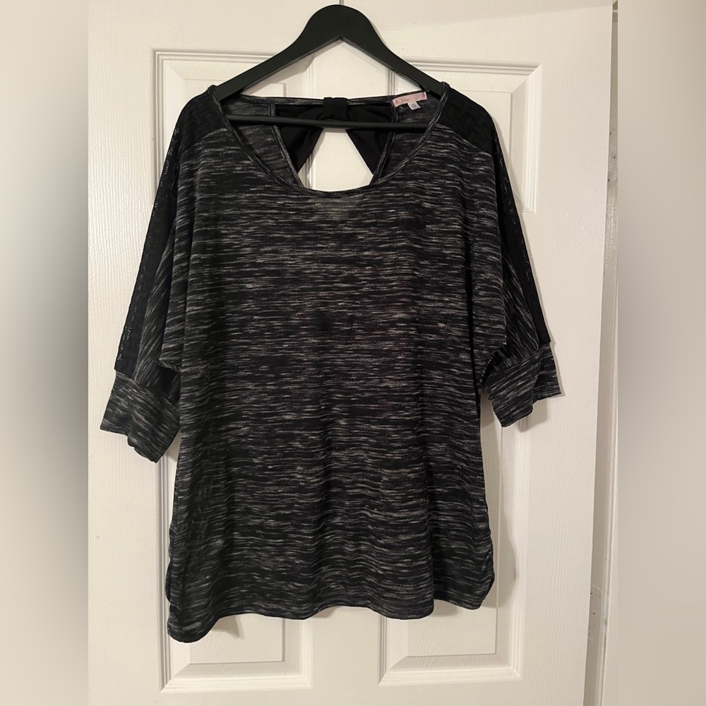 Free 2 Luv Women’s Knit Top. Size 2X. Black. Bow on Back at Neck Line. Pullover.